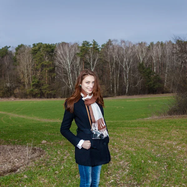 Hipster girl wiht retro camera outdoors — Stock Photo, Image