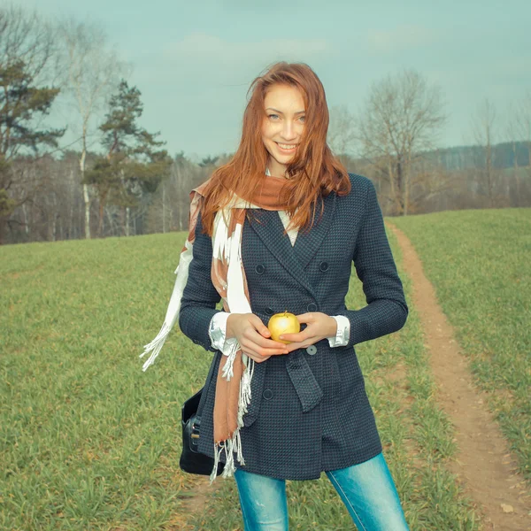 Mladá žena s apple venku — Stock fotografie