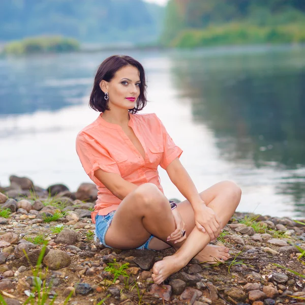 Schöne junge Mädchen am Strand — Stockfoto