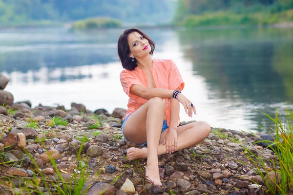 Hermosa joven en la playa — Foto de Stock