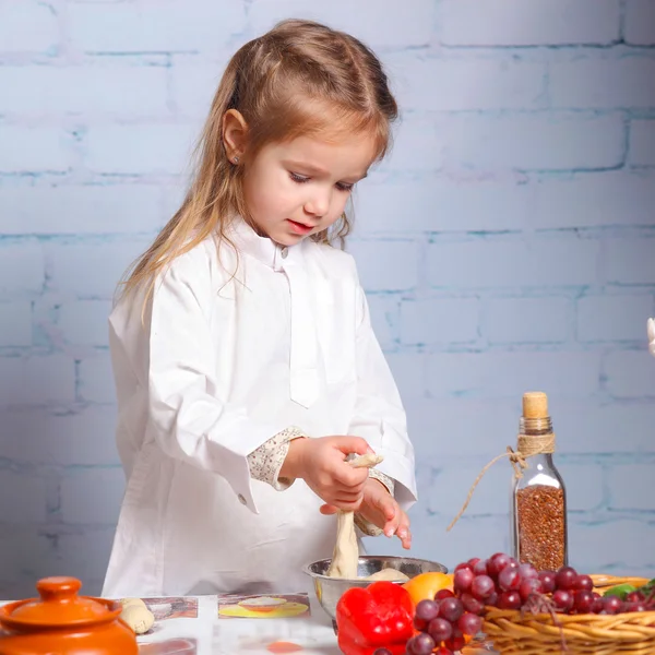 Mała dziewczynka przygotowania ciasta na chleb — Zdjęcie stockowe