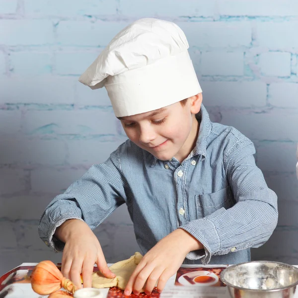 Mały chłopiec przygotowania ciasta na chleb — Zdjęcie stockowe