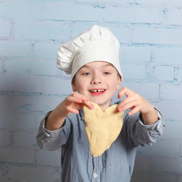 Mały chłopiec przygotowania ciasta na chleb — Zdjęcie stockowe