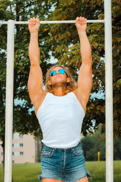 Человек в солнцезащитных очках, позирующий на открытом воздухе — стоковое фото