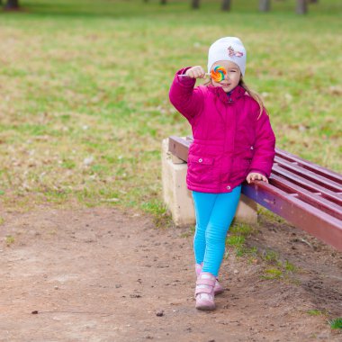 Lolipopu olan küçük kız