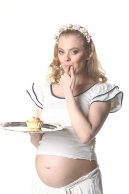 hamile kadın pasta yemeye 