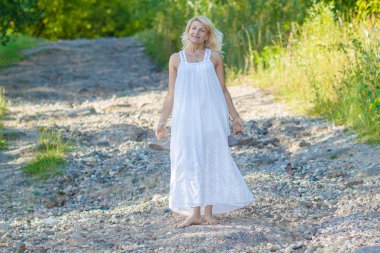 Beyaz Elbiseli Kadın