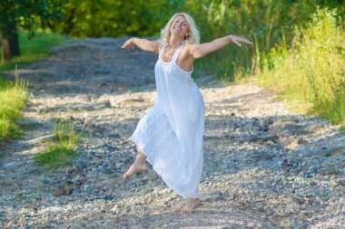 Beyaz Elbiseli Kadın