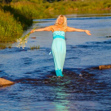  Suyun tadını mavi elbiseli kız