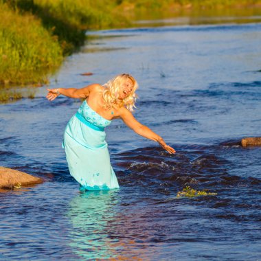  Suyun tadını mavi elbiseli kız