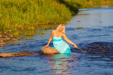  Suyun tadını mavi elbiseli kız