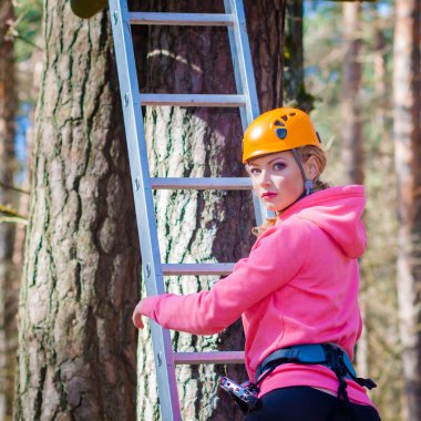 dağcı merdivenlerden yukarı tırmanıyor