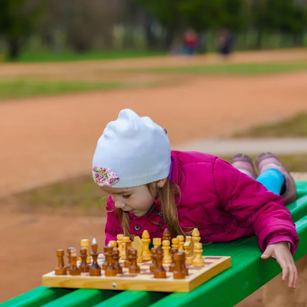 Petite fille jouant aux échecs — Photo