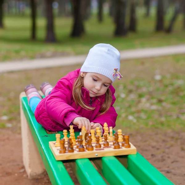 Kleines Mädchen beim Schachspielen — Stockfoto