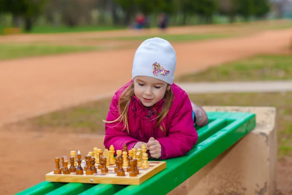 Petite fille jouant aux échecs — Photo