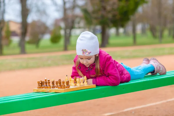 Petite fille jouant aux échecs — Photo