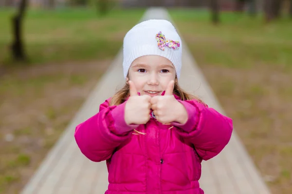 Ggirl näyttää peukalot ylös — kuvapankkivalokuva