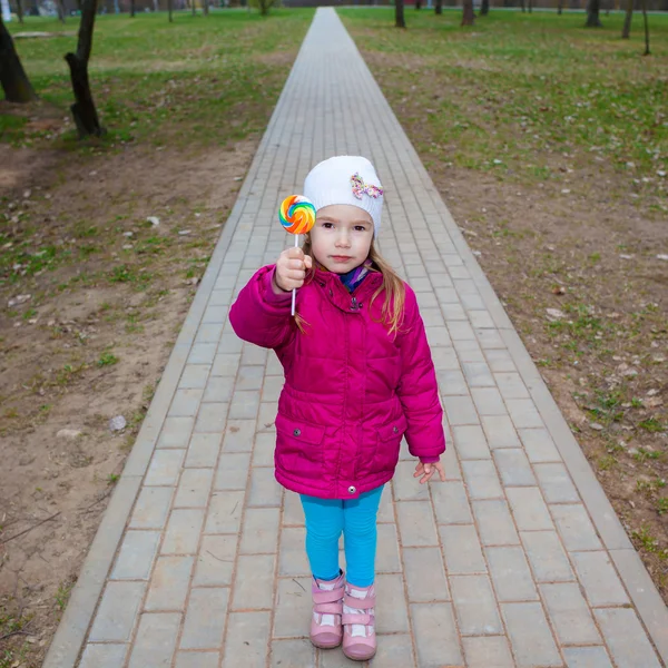 Kleines Mädchen mit Lutscher — Stockfoto