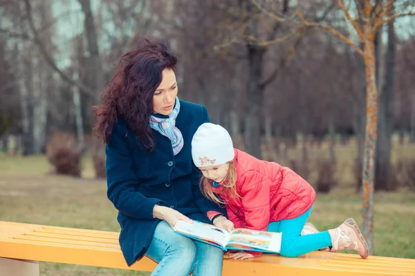 Mãe com filha ler um livro — Fotografia de Stock