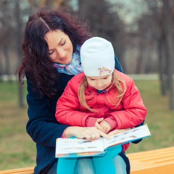 Matka s dcerou číst knihu — Stock fotografie
