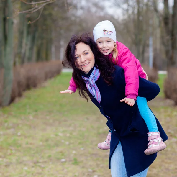 Klein meisje en haar moeder — Stockfoto