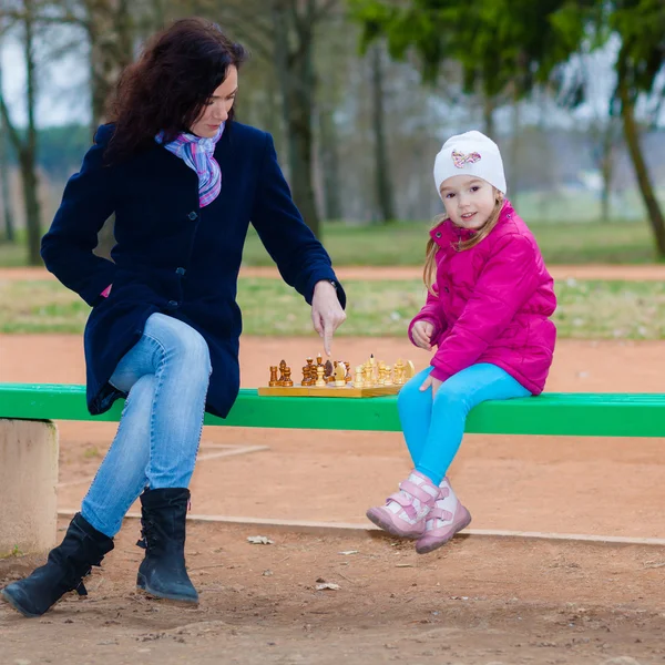 Mère et fille jouant aux échecs — Photo