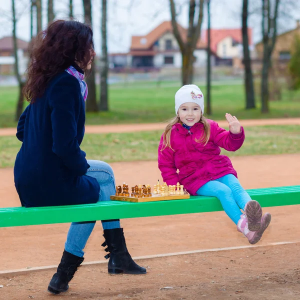 Anne ve kızı satranç oynuyor. — Stok fotoğraf