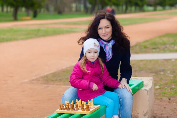 Matka i córka grają w szachy — Zdjęcie stockowe