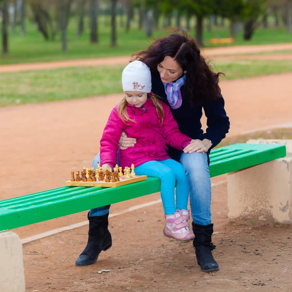 Mother and daughter playing chess — Stock Photo, Image