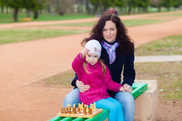 Anne ve kızı satranç oynuyor. — Stok fotoğraf