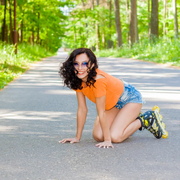 Mädchen auf Rollschuhen — Stockfoto