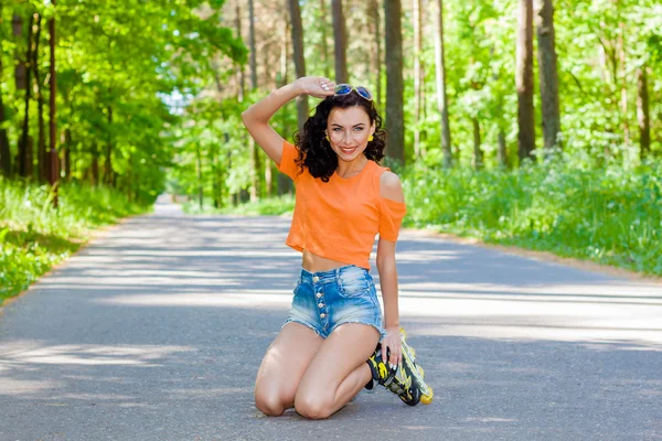 Mädchen auf Rollschuhen — Stockfoto