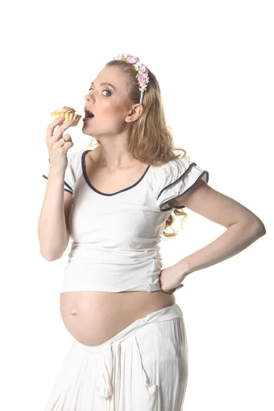 妊娠中の女性がケーキを食べる — ストック写真