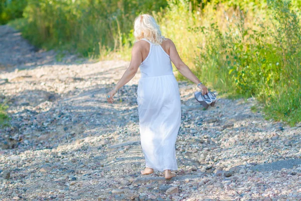 Mujer en un vestido blanco —  Fotos de Stock
