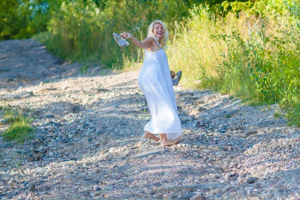 Femme en robe blanche — Photo