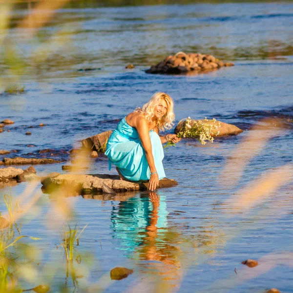 Femme en robe longue sur le rivage — Photo