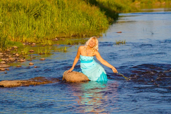  Suyun tadını mavi elbiseli kız