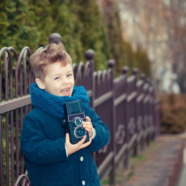 レトロなカメラを持つ少年 — ストック写真