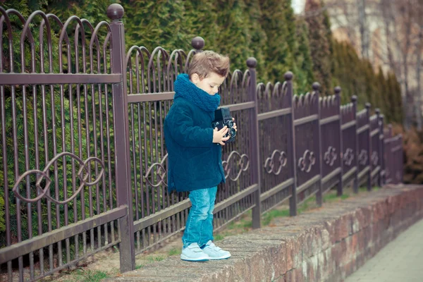 Niño con cámara retro — Foto de Stock