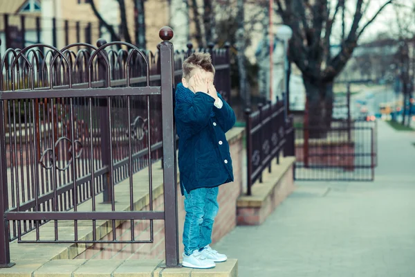 Bambino copre il suo viso — Foto Stock