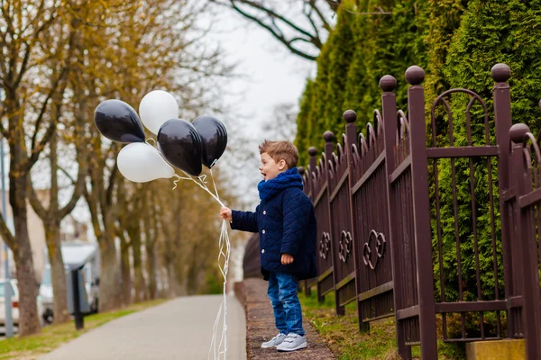 Kleine jongen met ballonnen — Stockfoto