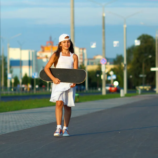 Tiener meisje met een skateboard — Stockfoto