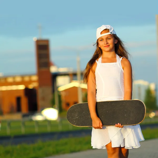 Adolescent fille avec un skateboard — Photo