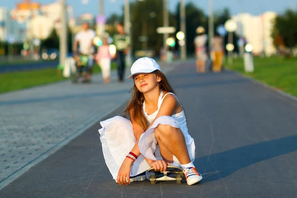 Girl teenager with a skateboard — Stock Photo, Image
