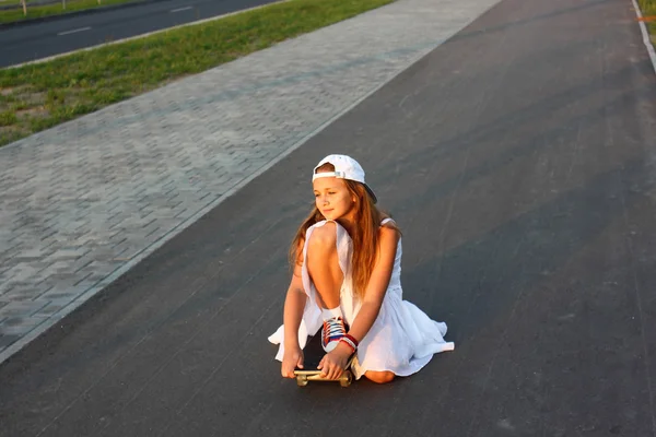 Het tiener meisje met een skateboard — Stockfoto