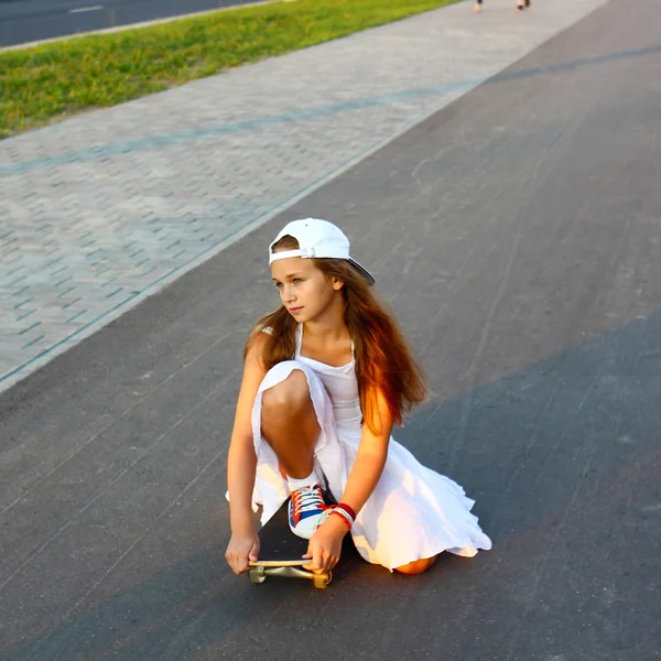 Het tiener meisje met een skateboard — Stockfoto