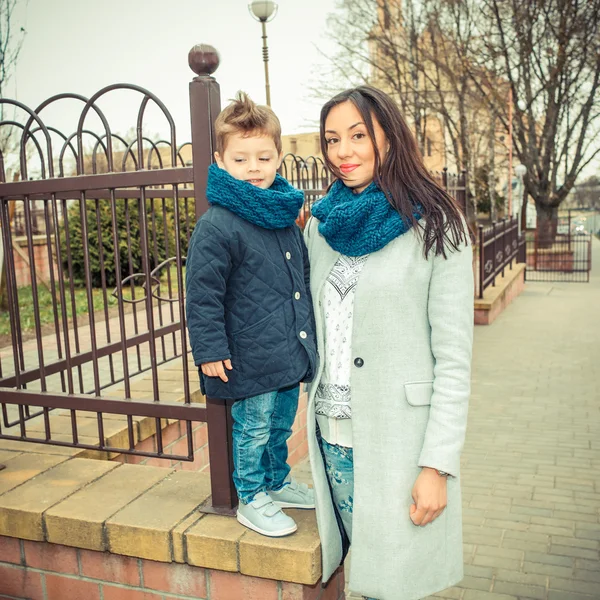 Junge und seine Mutter — Stockfoto