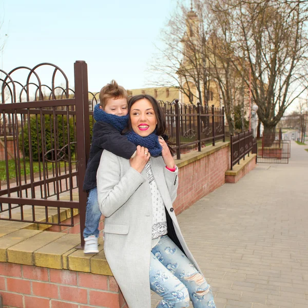 Bambino abbraccia sua madre — Foto Stock