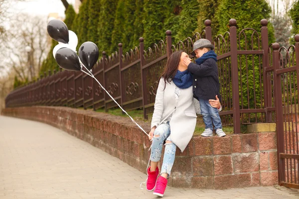 Bambino ragazzo e sua madre — Foto Stock