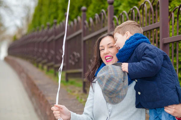 Menino com a mãe — Fotografia de Stock